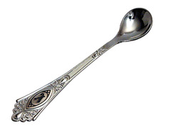 Серебряная ложка для соли с вензелем и объемным декором на ручке «Рельефный рисунок»
